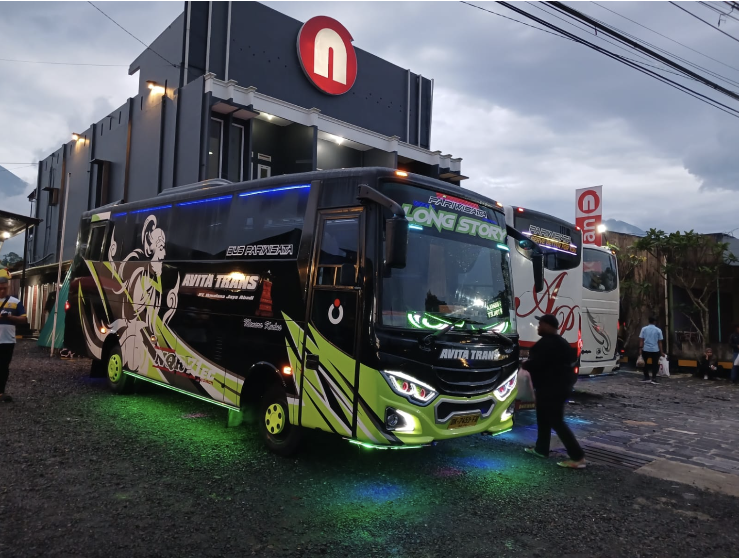 Bus Avita Trans di Jalan Raya